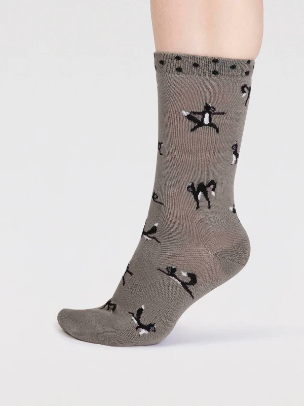 Chai Bamboo Yoga Cats Socks - Pea Green